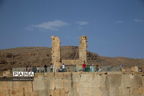 بازدید گردشگران از تخت جمشید در روز شیراز