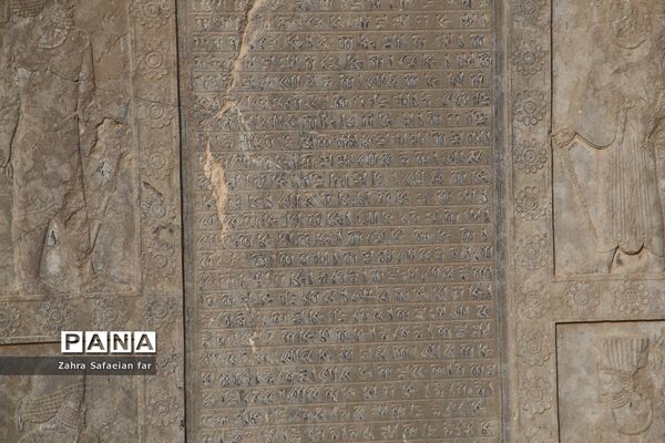 بازدید گردشگران از تخت جمشید در روز شیراز