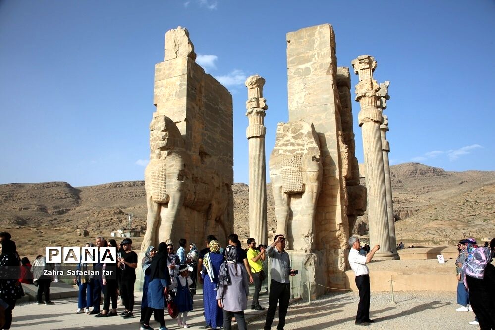بازدید گردشگران از تخت جمشید در روز شیراز