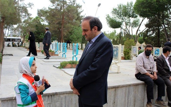 شهدا عزیز و خانواده شهدا چشم و چراغ ما هستند