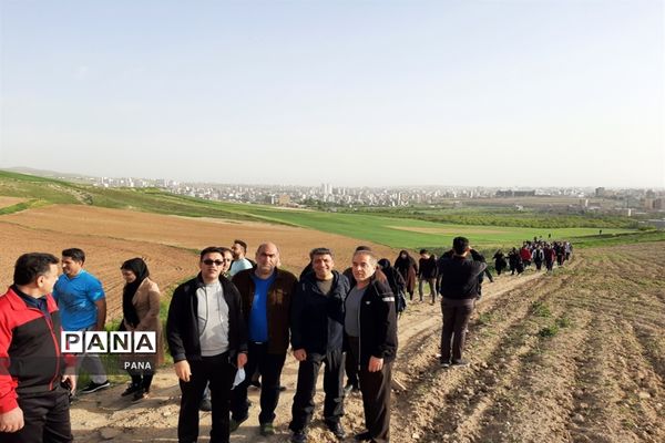 کوهپیمایی فرهنگیان بسیجی به‌مناسبت گرامیداشت هفته معلم در ارومیه