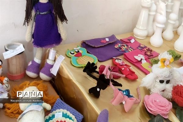 برگزاری نمایشگاه مشاغل در دبیرستان دخترانه رفعت  کاشمر