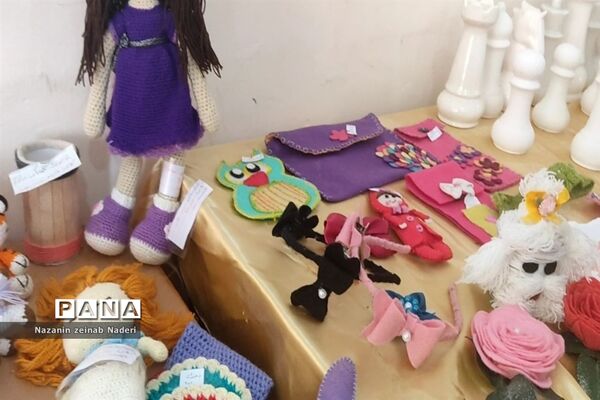 برگزاری نمایشگاه مشاغل در دبیرستان دخترانه رفعت  کاشمر
