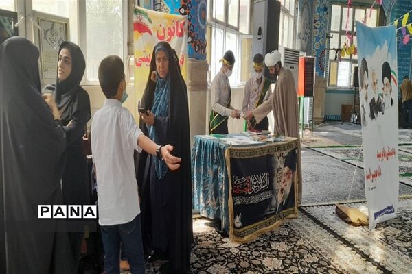 حضور دانش‌آموزان  پیشتاز در نماز جمعه‌ شهرستان قدس
