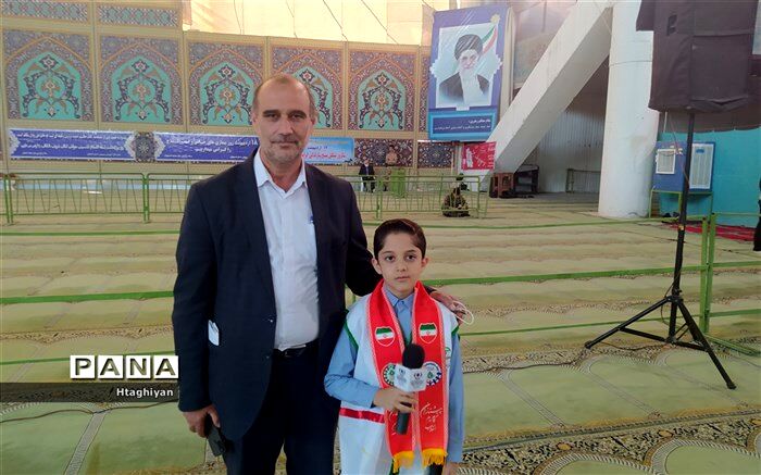 گفت‌وگو با رئیس اداره ارزیابی، عملکرد و پاسخگویی به شکایات اداره‌کل آموزش و پرورش استان اصفهان در مراسم نماز جمعه/فیلم