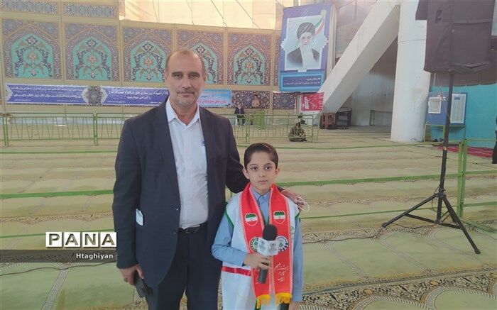 گفت‌وگو با رئیس اداره ارزیابی، عملکرد و پاسخگویی به شکایات اداره‌کل آموزش و پرورش استان اصفهان در مراسم نماز جمعه/فیلم