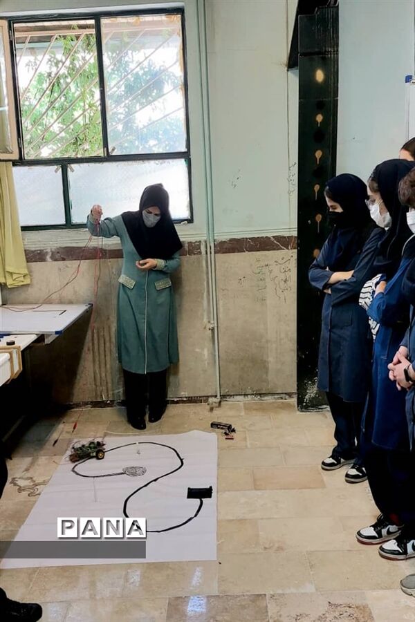 بازدید دانش‌آموزان دبیرستان استقلال ناحیه یک کرج از هنرستان فنی و حرفه‌ای
