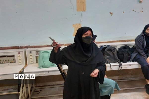 بازدید دانش‌آموزان دبیرستان استقلال ناحیه یک کرج از هنرستان فنی و حرفه‌ای