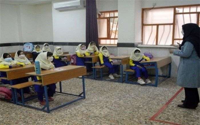 معلم تعامل آگاهانه و سازنده میان دانش‌آموزان ایجاد می‌کند