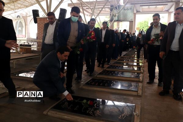 عطرافشانی و غبارروبی گلزارشهدای تبریز