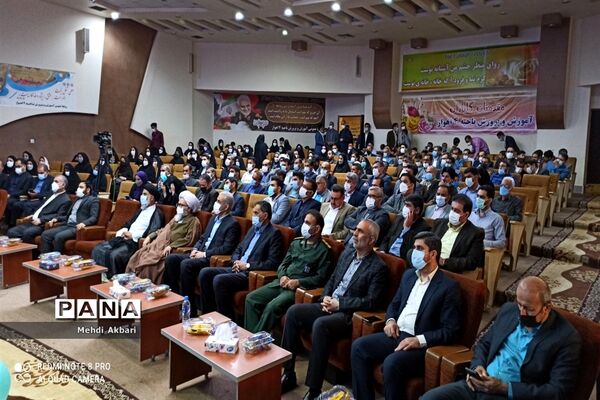 آیین تقدیر از برگزیدگان ملی برنامه جلوه‌های ویژه معلمی در اهواز