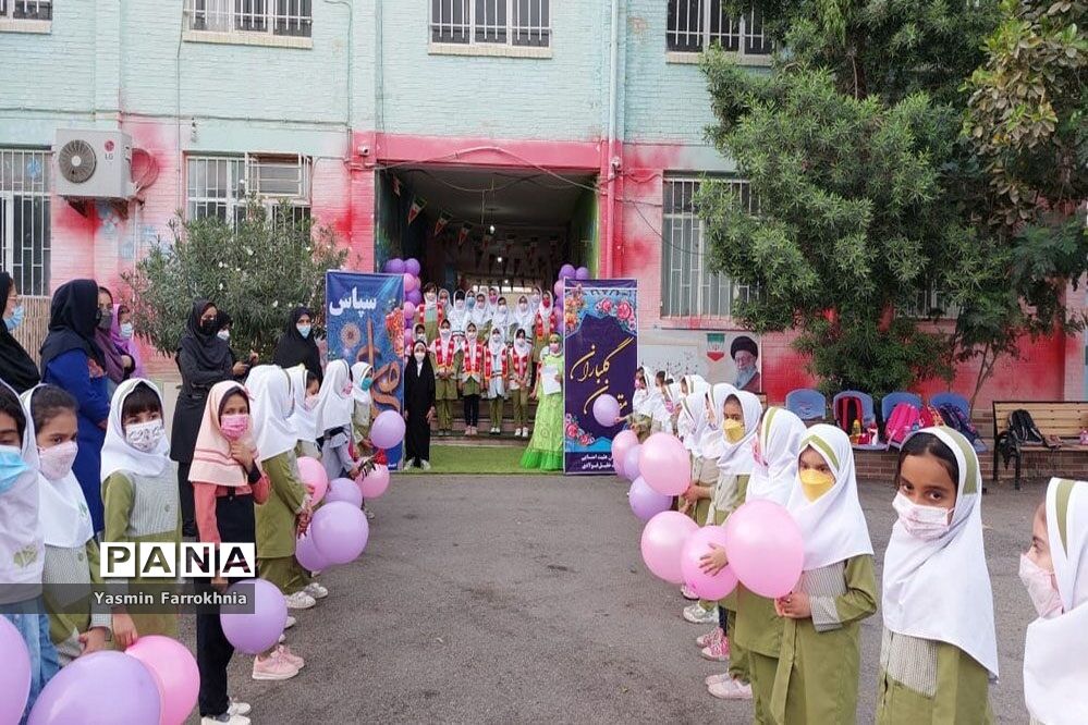 مراسم سپاس معلم در دبستان دخترانه شهید فولادی دوره اول بوشهر