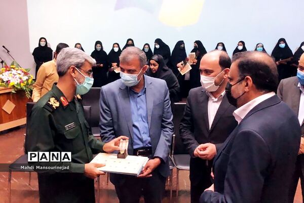 آِیین بزرگداشت مقام معلم همراه با تجلیل از معلمان نمونه استان هرمزگان