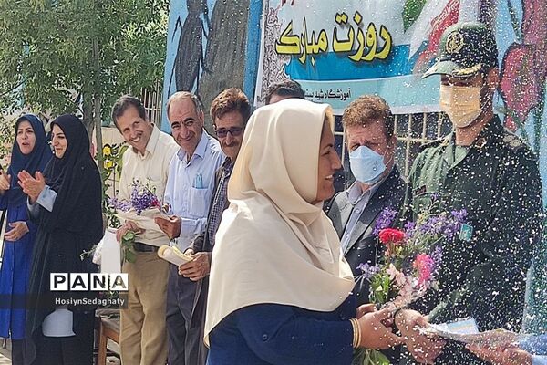 زنگ سپاس معلم در دبستان شهید پسندیده روستای فدافن کاشمر