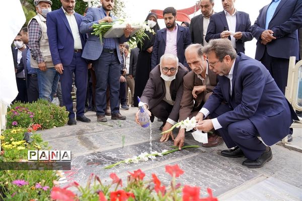 مراسم گل افشانی و غبار روبی مزار شهدای فرهنگی و دانش‌آموز در  اصفهان