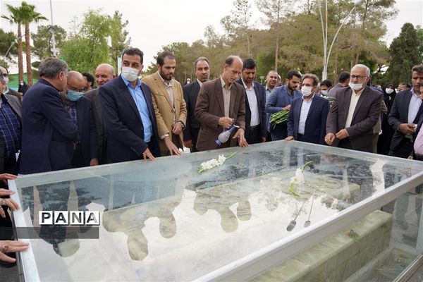 مراسم گل افشانی و غبار روبی مزار شهدای فرهنگی و دانش‌آموز در  اصفهان