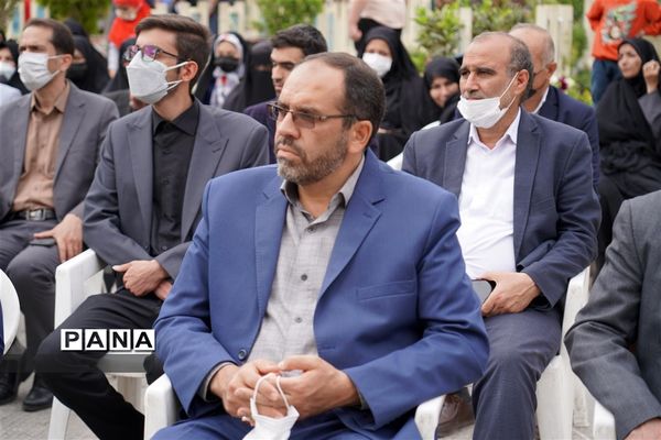 مراسم گل افشانی و غبار روبی مزار شهدای فرهنگی و دانش‌آموز در  اصفهان