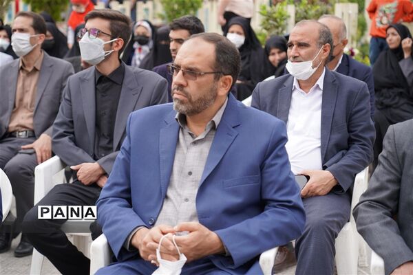 مراسم گل افشانی و غبار روبی مزار شهدای فرهنگی و دانش‌آموز در  اصفهان