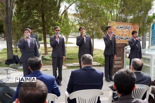 مراسم گل افشانی و غبار روبی مزار شهدای فرهنگی و دانش‌آموز در  اصفهان