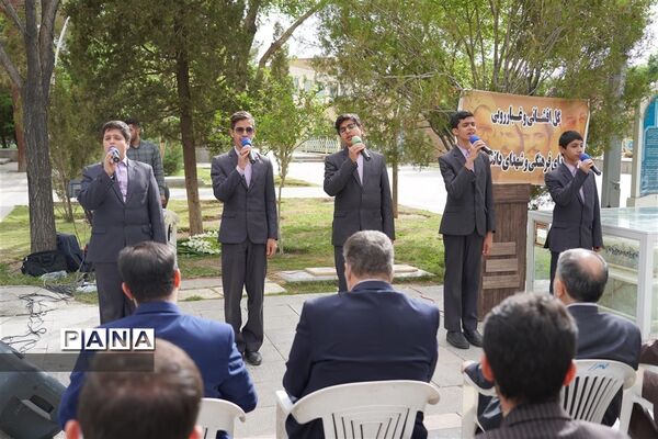 مراسم گل افشانی و غبار روبی مزار شهدای فرهنگی و دانش‌آموز در  اصفهان