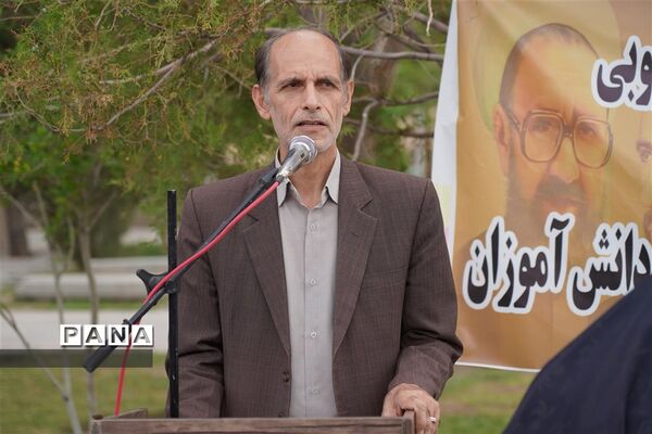 مراسم گل افشانی و غبار روبی مزار شهدای فرهنگی و دانش‌آموز در  اصفهان