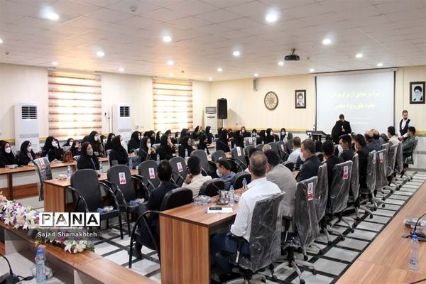 آیین تجلیل از برگزیدگان جلوه‌های ویژه معلمی در ناحیه ۲ اهواز