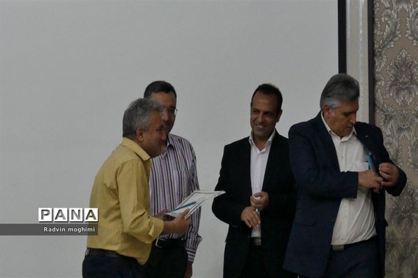 آیین تجلیل از دبیران دبیرستان حربن ریاحی منطقه ۱۳