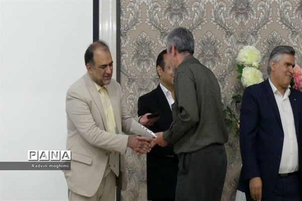 آیین تجلیل از دبیران دبیرستان حربن ریاحی منطقه ۱۳