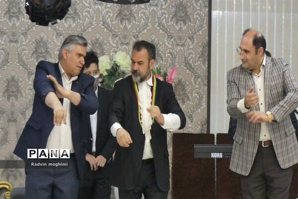 آیین تجلیل از دبیران دبیرستان حربن ریاحی منطقه ۱۳