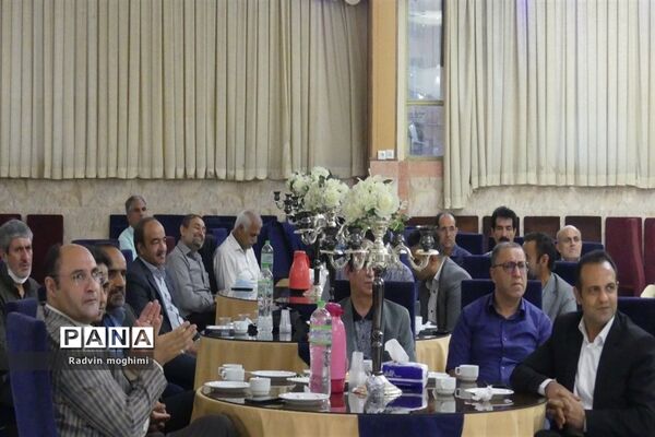 آیین تجلیل از دبیران دبیرستان حربن ریاحی منطقه ۱۳