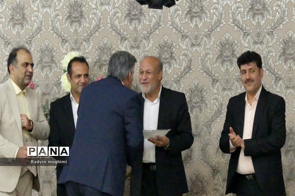 آیین تجلیل از دبیران دبیرستان حربن ریاحی منطقه ۱۳