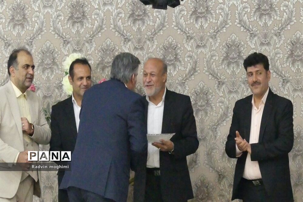 آیین تجلیل از دبیران دبیرستان حربن ریاحی منطقه ۱۳