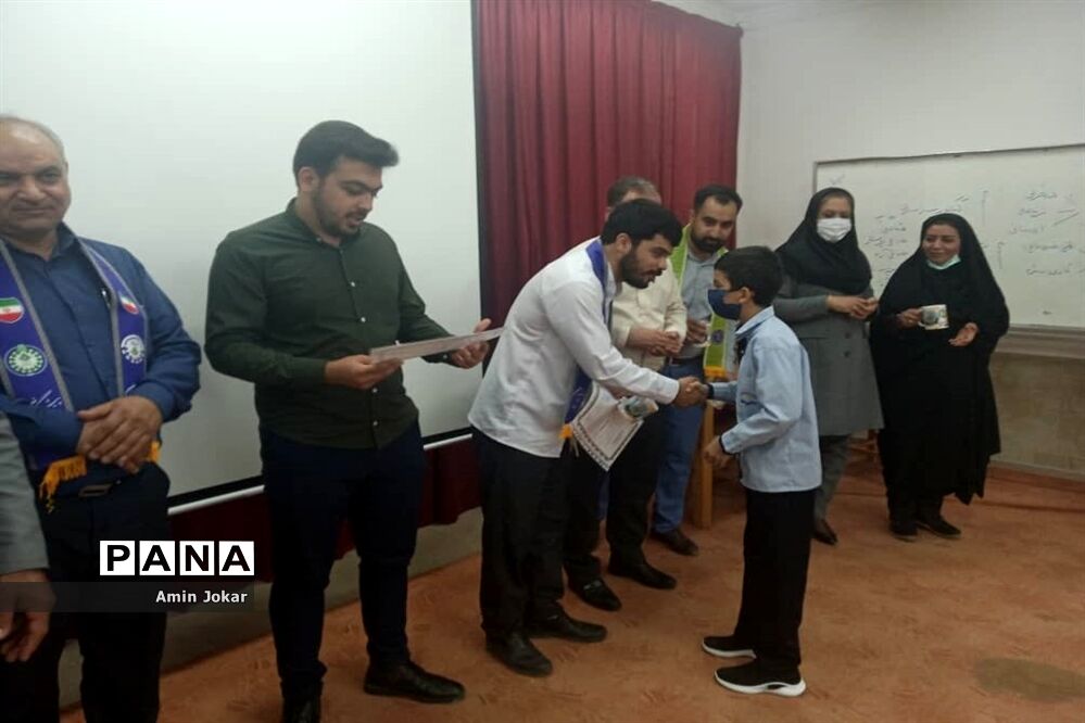 تجلیل از مربیان و دانش‌آموزان پیشتاز شهرستان اِوَز