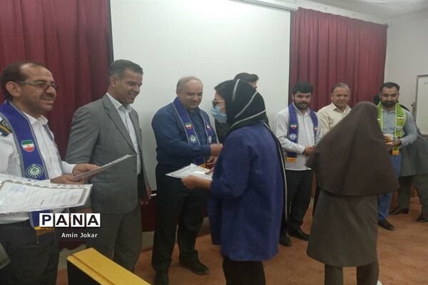 تجلیل از مربیان و دانش‌آموزان پیشتاز شهرستان اِوَز