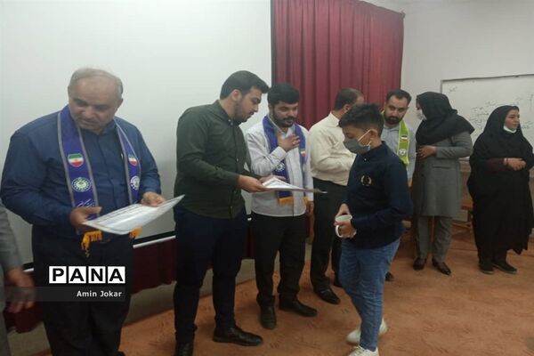 تجلیل از مربیان و دانش‌آموزان پیشتاز شهرستان اِوَز