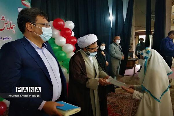 مراسم سپاس مربی و تجلیل از معلمان نمونه شهرستان کازرون