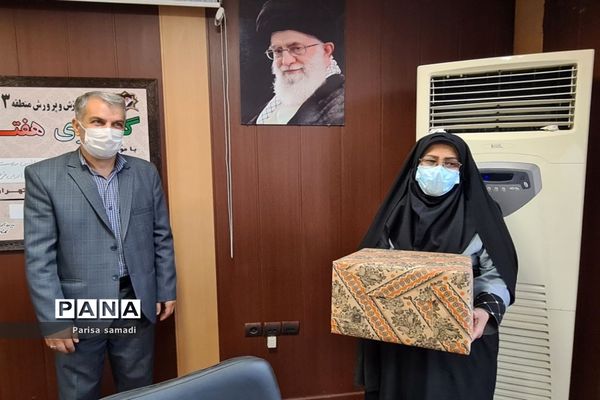 تجلیل از مراقبان سلامت منطقه ۱۳ در هفته سلامت