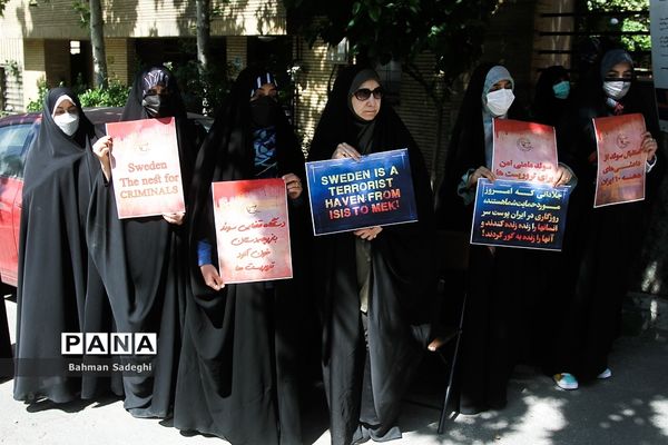 تجمع خانواده قربانیان عملیات های تروریستی مقابل سفارت سوئد