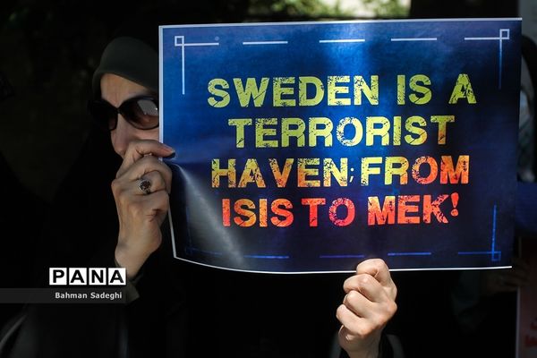 تجمع خانواده قربانیان عملیات های تروریستی مقابل سفارت سوئد