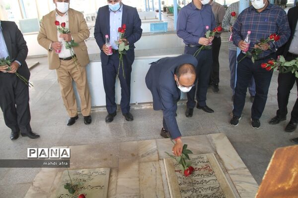 عطر افشانی و غباروبی مزار شهدای فرهنگی و گمنام شهرستان بهبهان