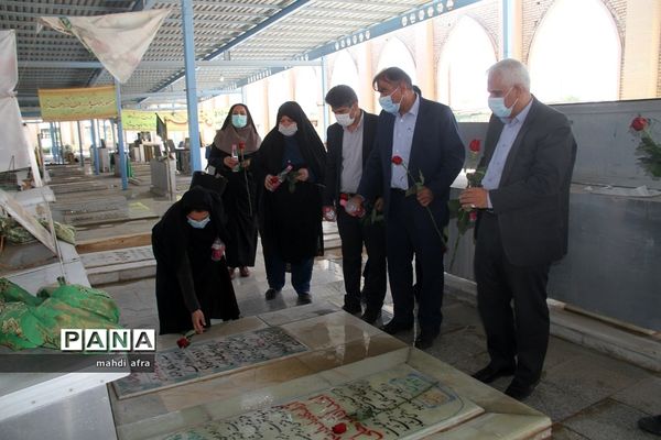 عطر افشانی و غباروبی مزار شهدای فرهنگی و گمنام شهرستان بهبهان