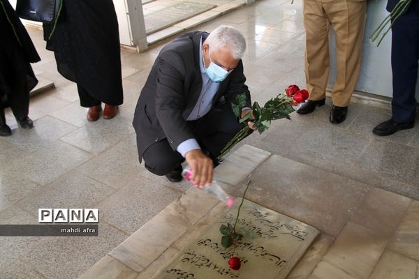 عطر افشانی و غباروبی مزار شهدای فرهنگی و گمنام شهرستان بهبهان