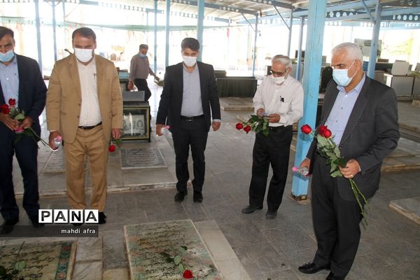 عطر افشانی و غباروبی مزار شهدای فرهنگی و گمنام شهرستان بهبهان