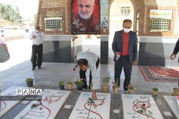 عطر افشانی و غباروبی مزار شهدای فرهنگی و گمنام شهرستان بهبهان