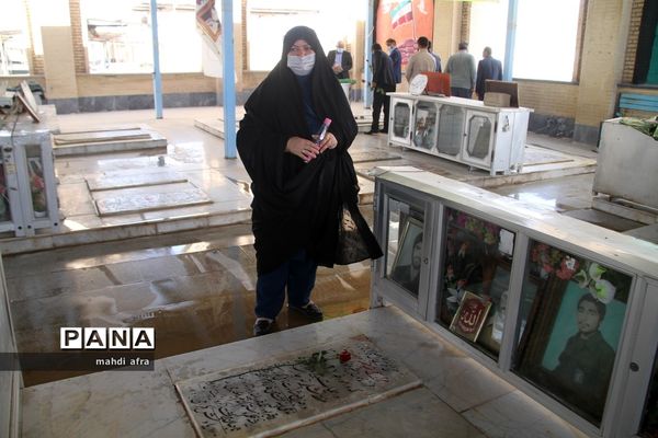 عطر افشانی و غباروبی مزار شهدای فرهنگی و گمنام شهرستان بهبهان