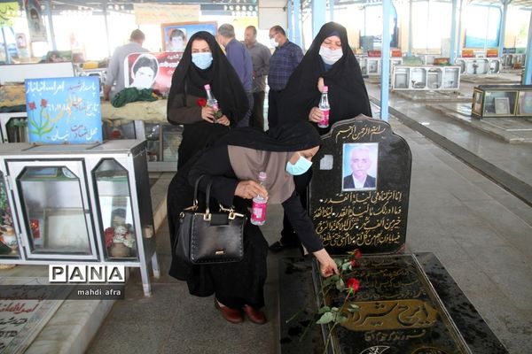 عطر افشانی و غباروبی مزار شهدای فرهنگی و گمنام شهرستان بهبهان