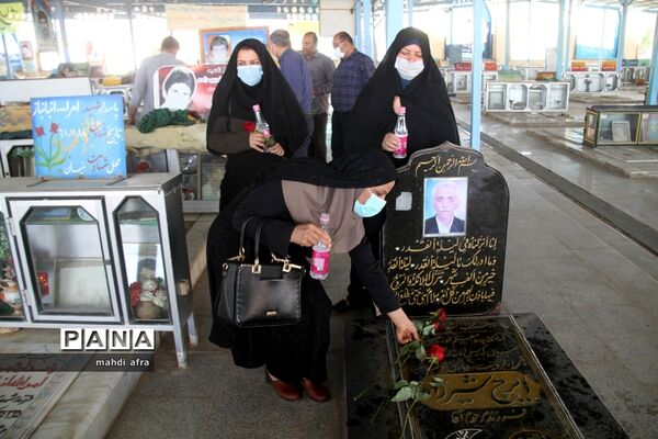 عطر افشانی و غباروبی مزار شهدای فرهنگی و گمنام شهرستان بهبهان