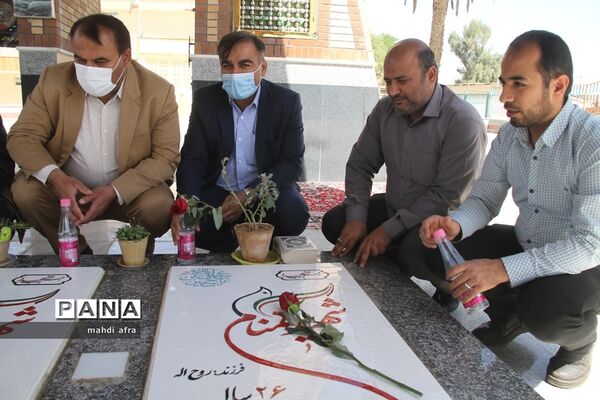 عطر افشانی و غباروبی مزار شهدای فرهنگی و گمنام شهرستان بهبهان