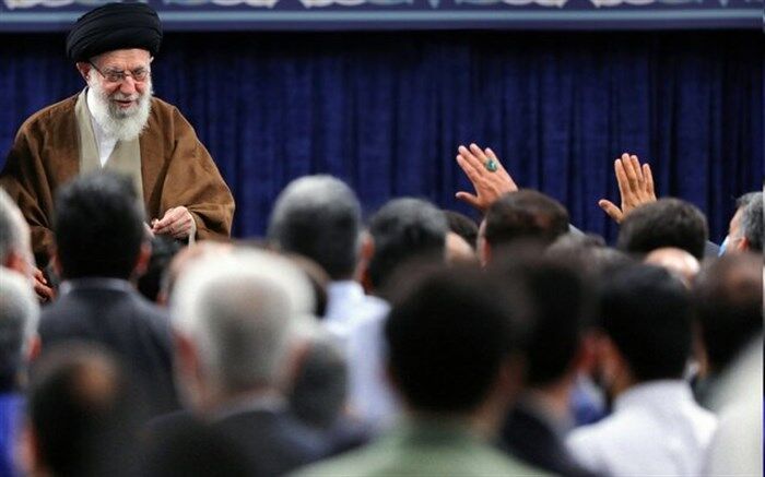 حضرت آیت‌الله خامنه‌ای انگشتر خود را به کارگری هدیه دادند
