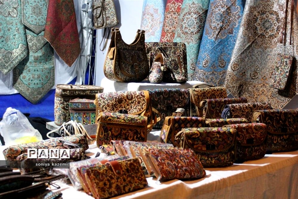 نمایشگاه صنایع‌دستی و سوغات استان‌ها در ساری